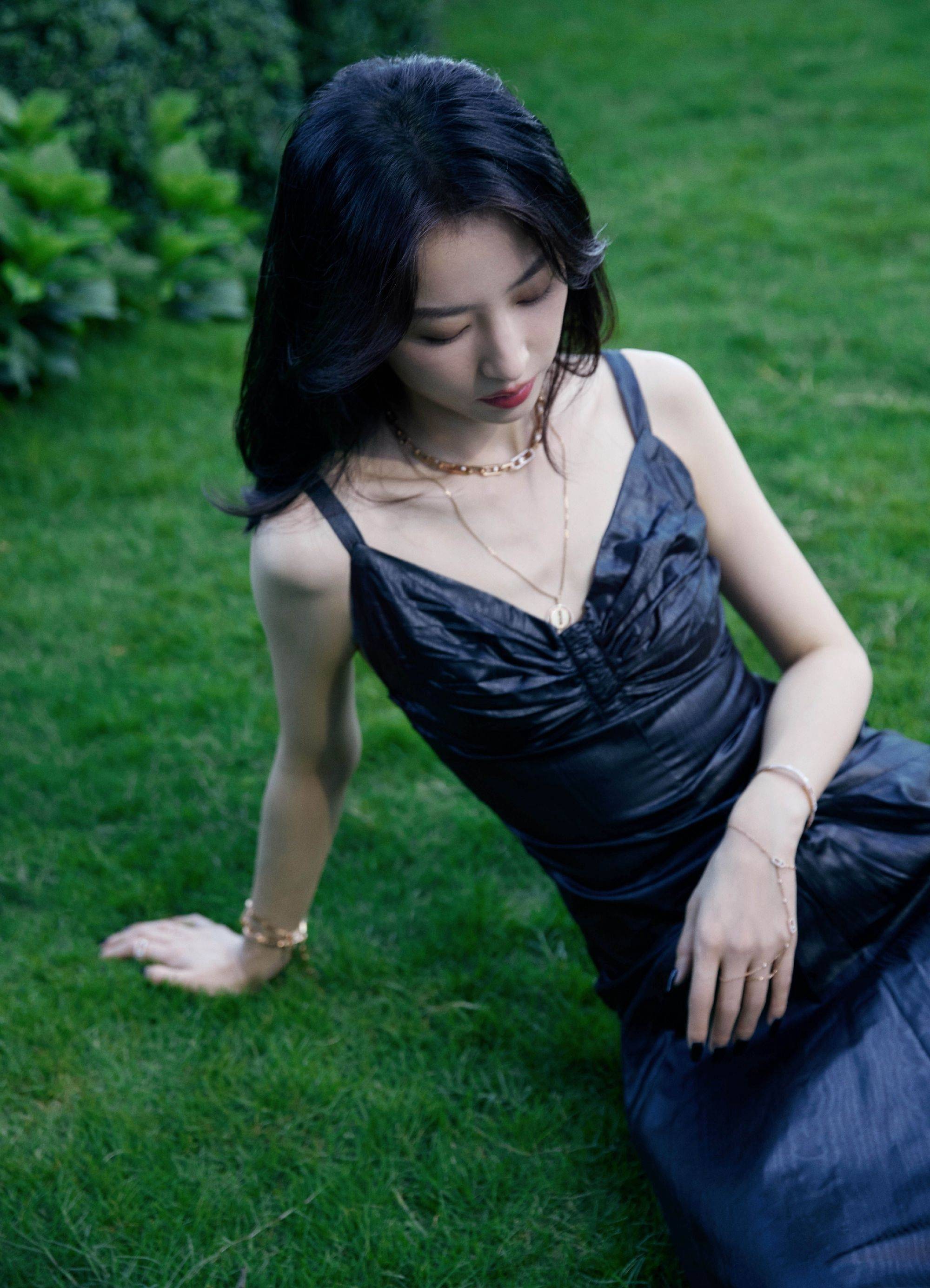 周雨彤黑色吊带装优雅恬静写真_网友_气质_女神