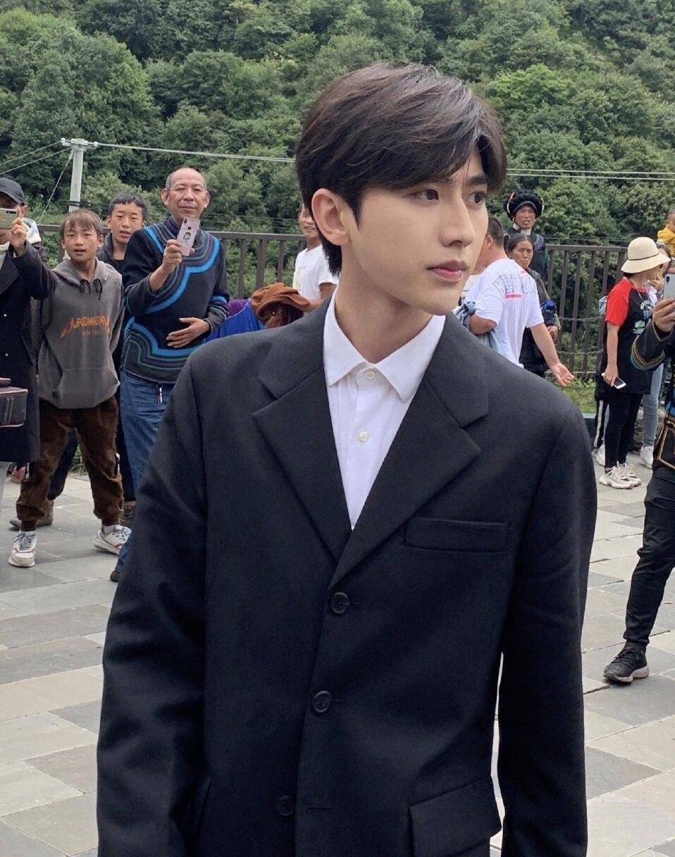 "美少女"程潇玻璃倒影大片,意外撞脸蔡徐坤?