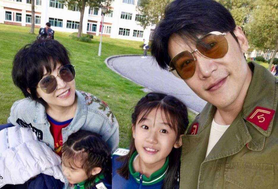 陆毅晒全家近照,鲍蕾带俩女儿出镜,一家四口共用一张脸?