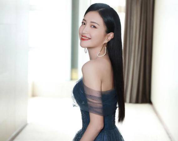 包文婧过35岁生日,疑似在酒店房间办生日宴,却不见包贝尔身影_照片