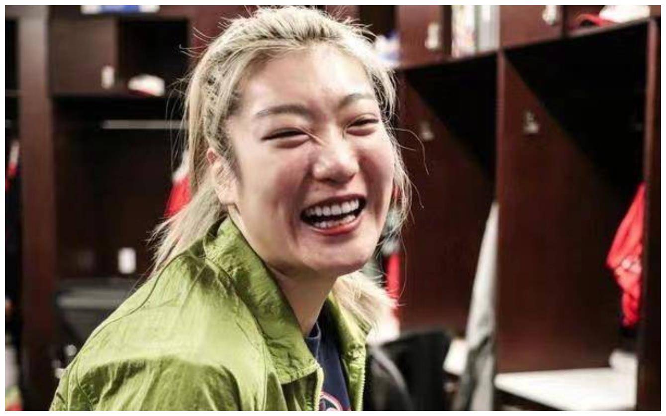 在与粉丝的对话中,李萌表示,张龙每个月都会给前妻支付子女抚养费.