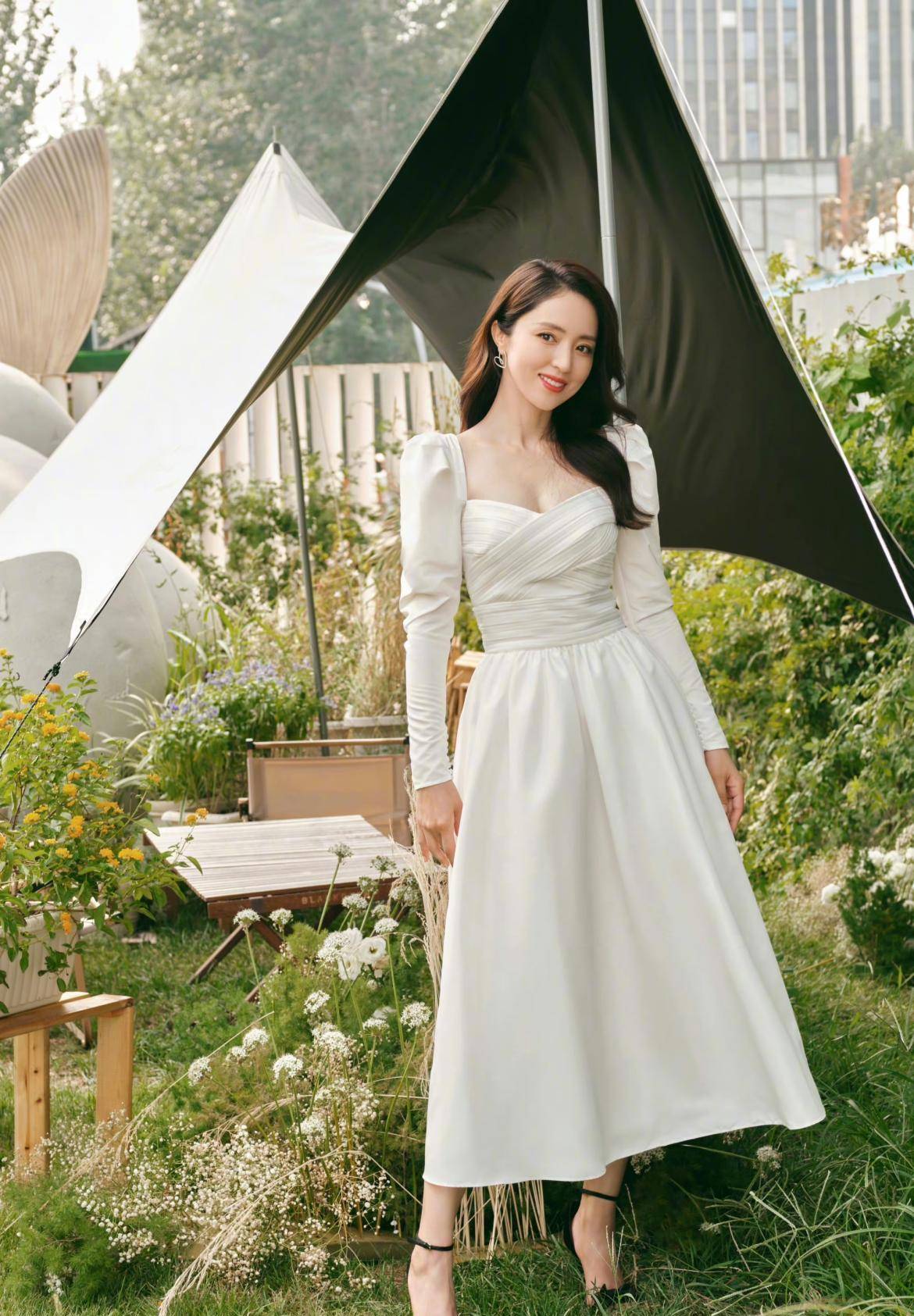 董璇分手后变得更加美丽,穿着芥末绿连衣裙,皮肤白皙,像落跑的公主!