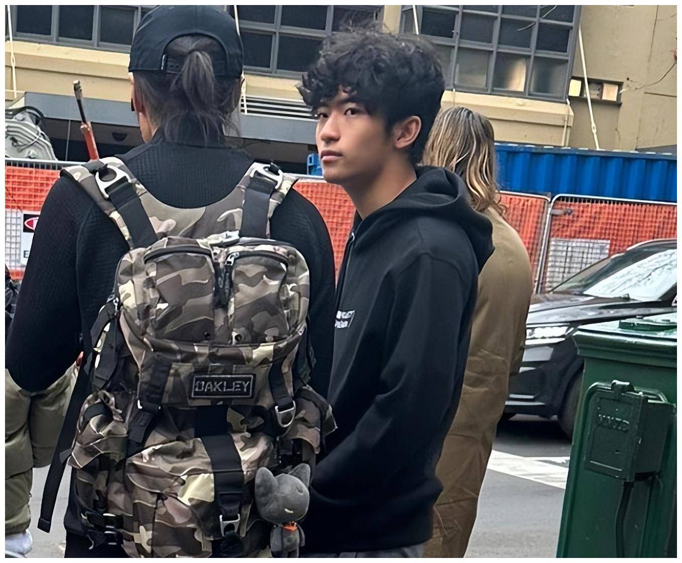 谢霆锋和大儿子正面照公开:和父亲一样高,lucas卷发很帅气_卢卡斯_张