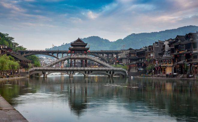 凤凰古城被授予国家历史文化名城称号,是中国历史文化名城_吉首市_怀
