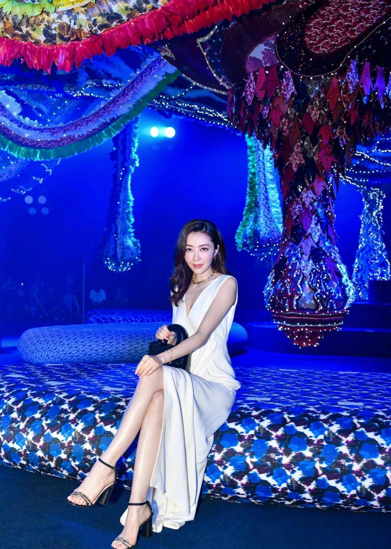 天王嫂熊黛林有逆天长腿加持,时尚穿搭无不体现出时尚顶流的魅力_晚