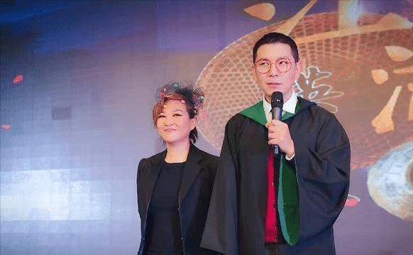 李静黄小茂闪婚18年零绯闻,18岁女儿亭亭玉立,一年学费30万!