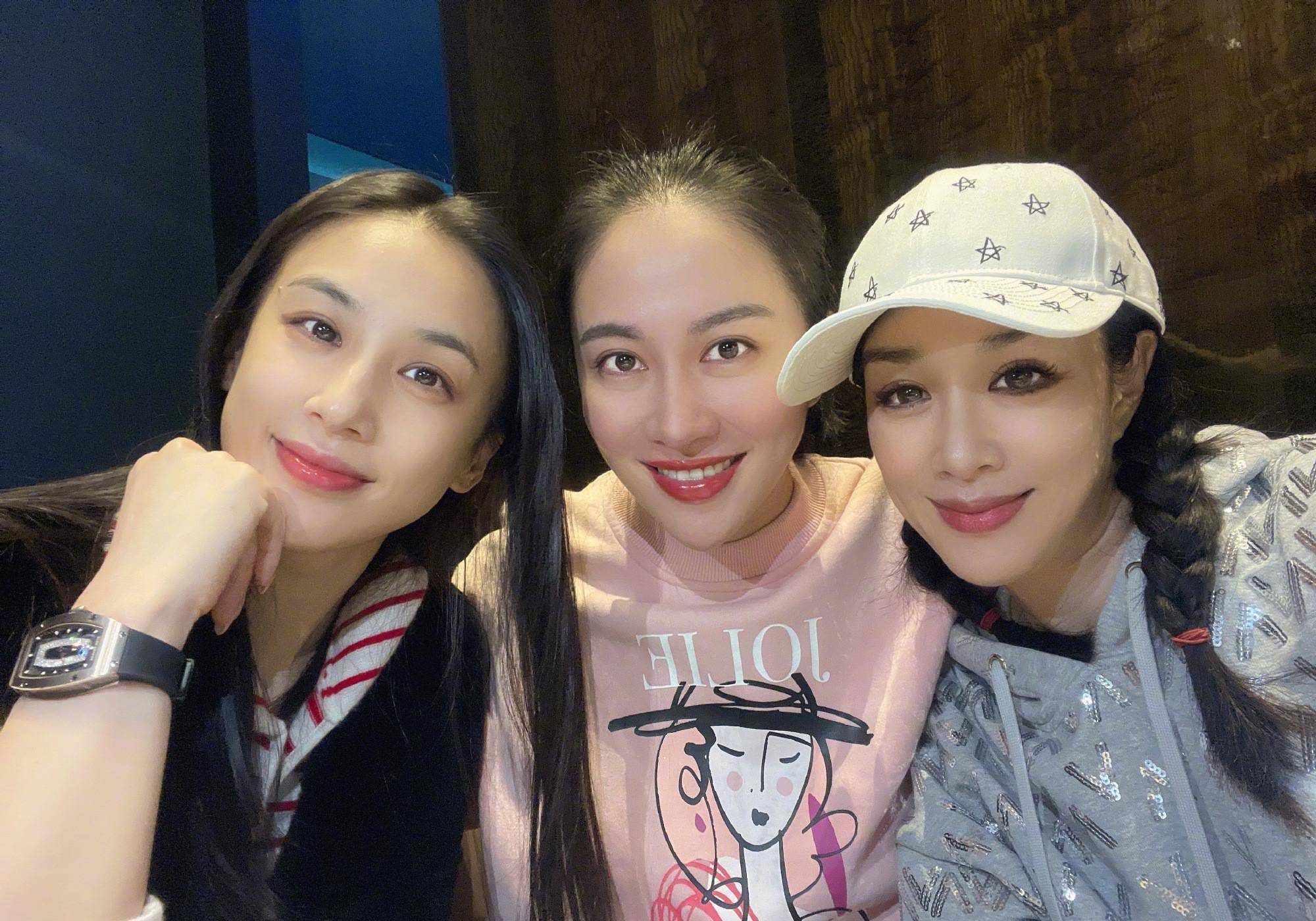 钟丽缇黄圣依叶璇姐妹聚会,个个肤白貌美保养得当,三人合照不显年龄差