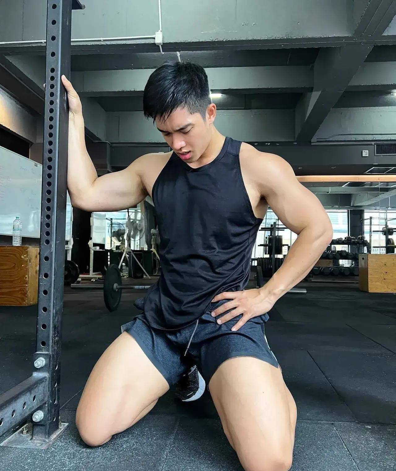 肌肉美人:健身房里帅哥的魅力