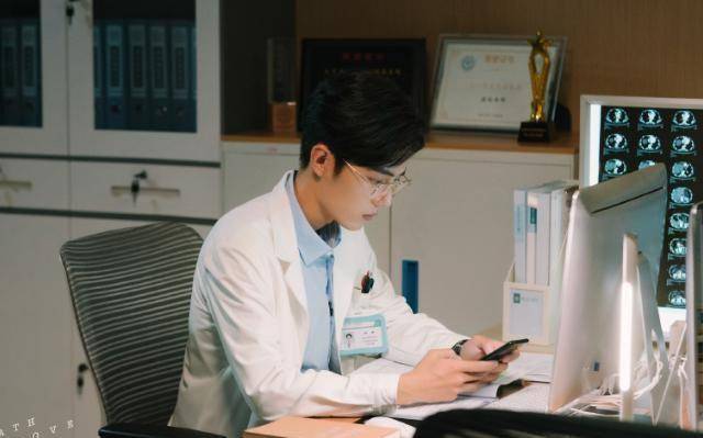 可以看到肖战的身影,比如在电影《捉妖记2》中,他饰演的是永宁村小妖