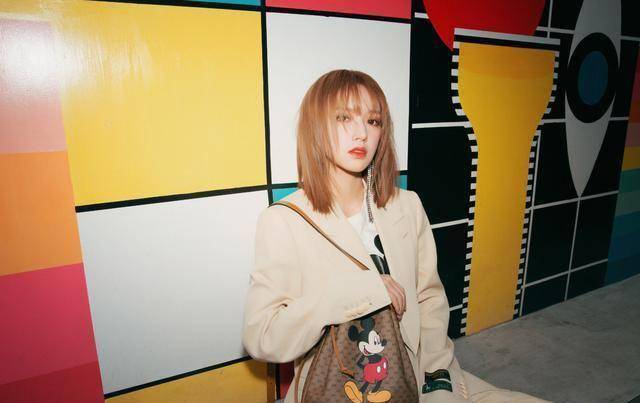 167cm程潇和169cm宋妍霏,同是成套的西装造型,不是腿长就能赢!