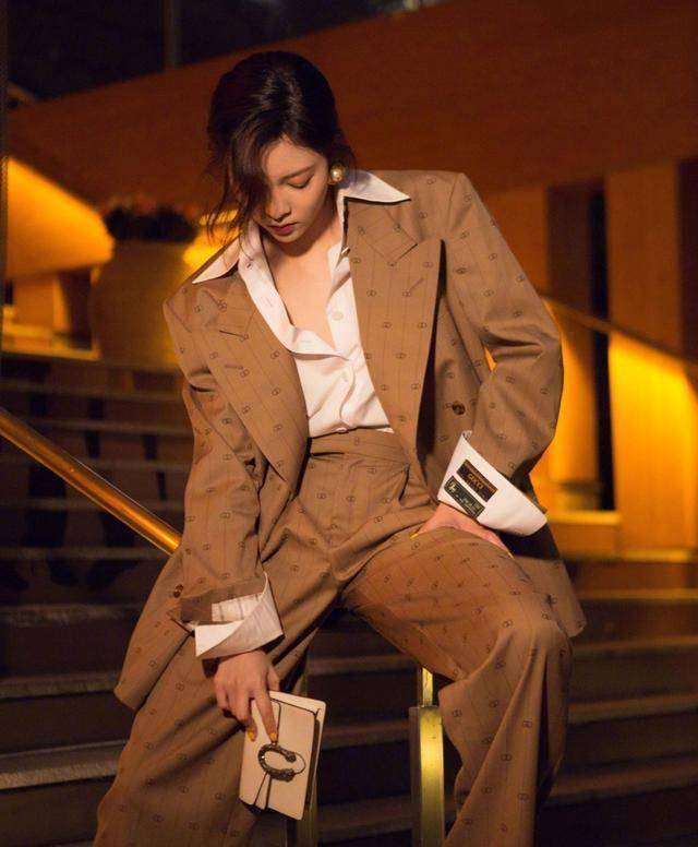 167cm程潇和169cm宋妍霏,同是成套的西装造型,不是腿长就能赢!