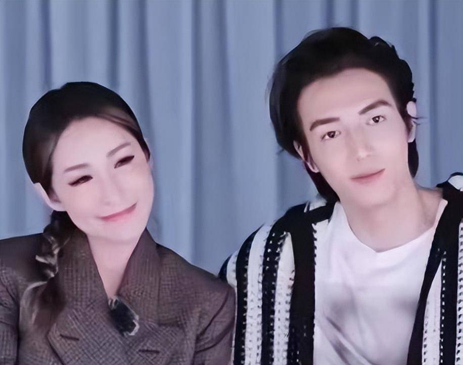 萧亚轩分手后照片曝光,脸瘦到脱相,嘴唇如一块要化的奶油蛋糕_黄皓