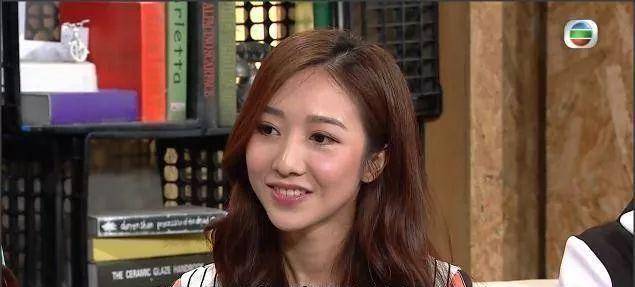 tvb港姐小花被批无脑不懂礼貌被主持人当众教训_bob_何依_钟晴