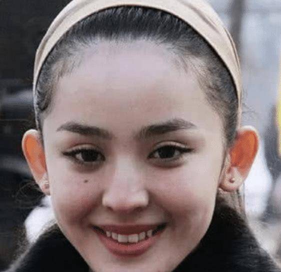 19岁娜扎纯素颜照,离开美颜滤镜,这就是所谓的最美艺考生?