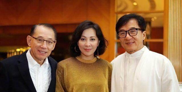 52岁的刘嘉玲这一身穿搭也太有气质了,和张学友同框,女美男帅_小漫