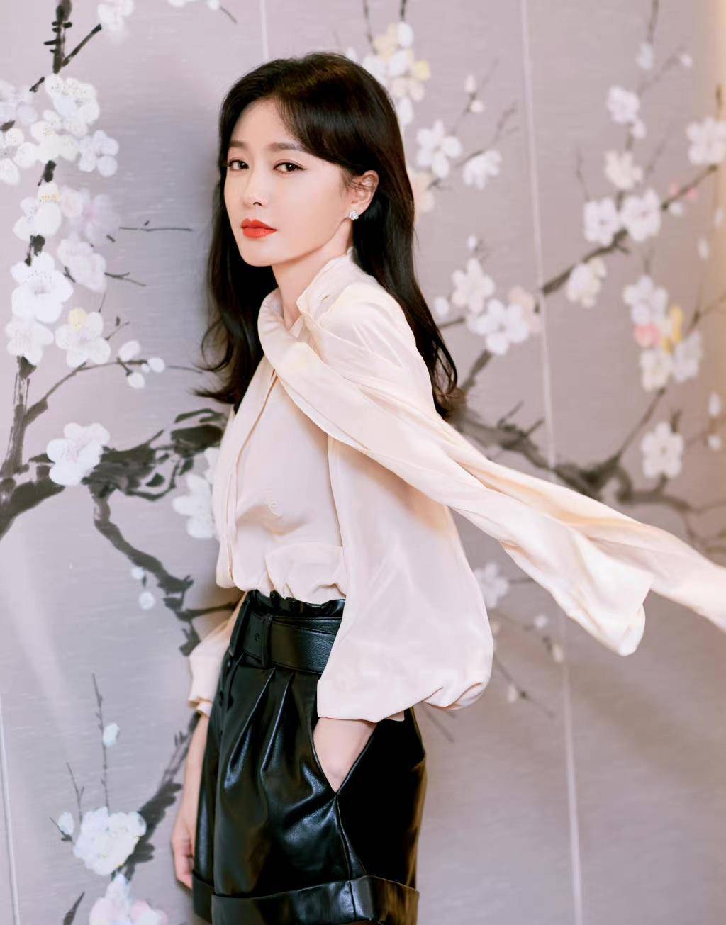 秦岚带火了一种穿搭,叫上面去上班,下面去约会,优雅又撩人_衬衫_时尚