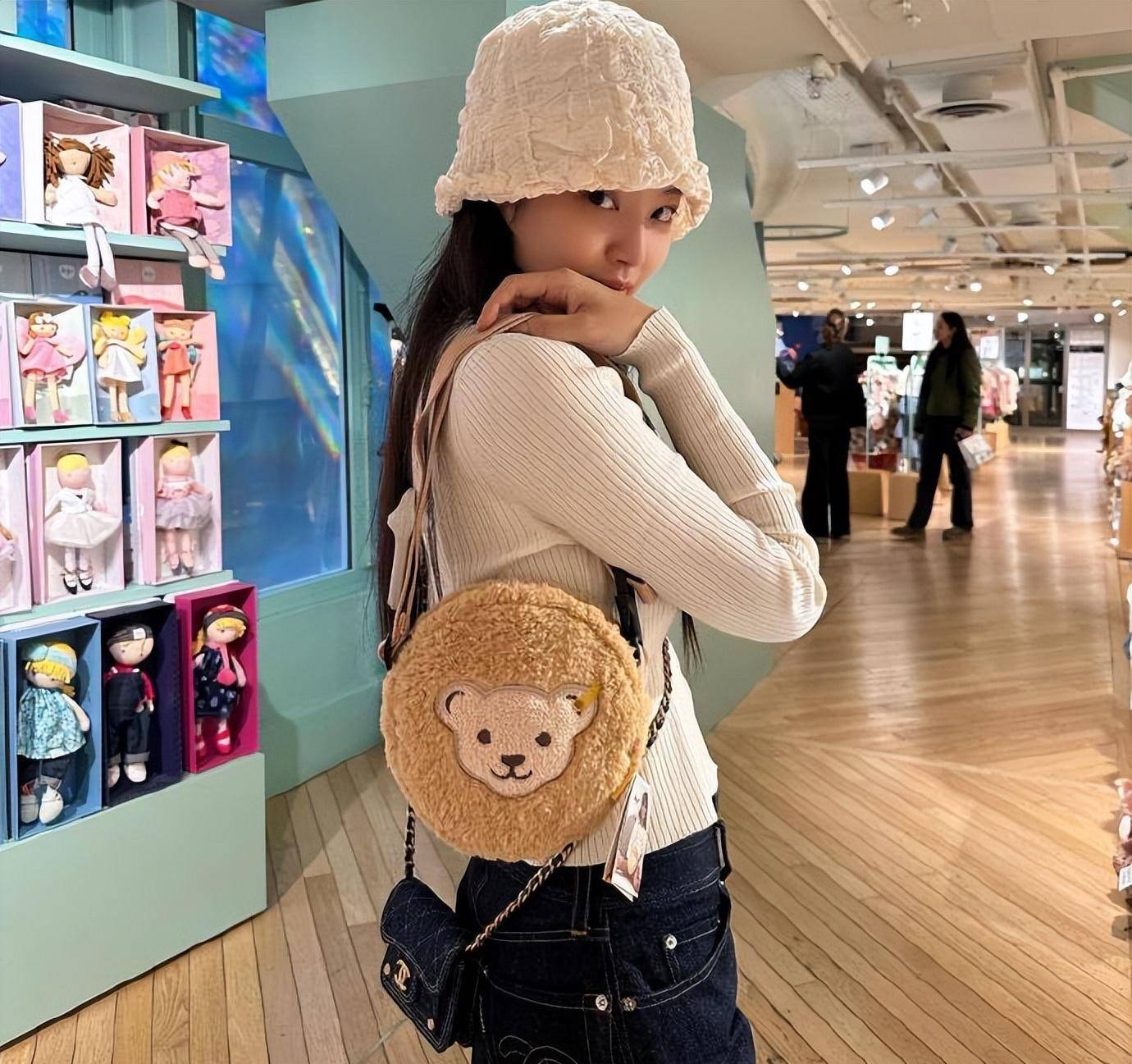 jennie晒出"约会同款穿搭",是网友过度关注,还是她太呆萌可爱_照片