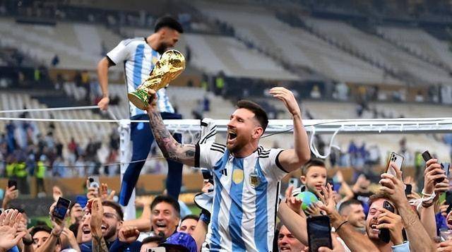 36年前带领阿根廷夺冠!将人生都花在进球和可卡因上的马拉多纳_女儿_