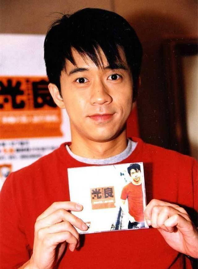 50岁的年龄,20岁的身材,谈了5个女友的他把自己活成了童话_张光良