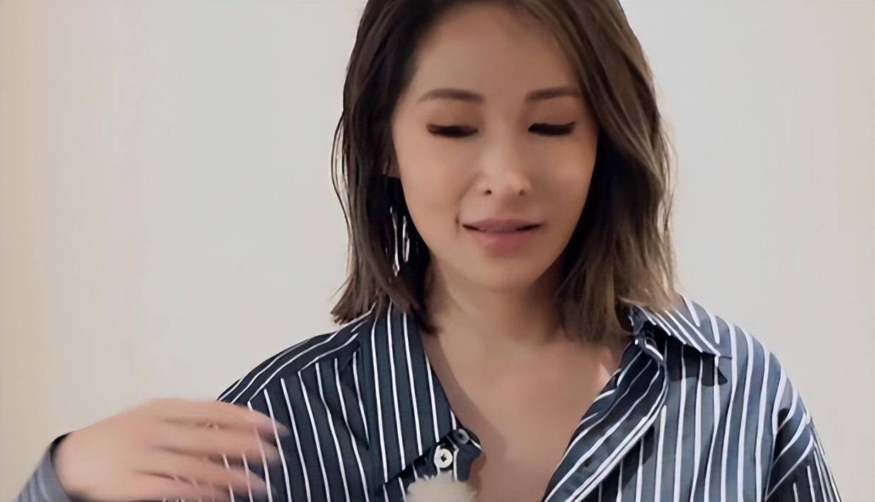 萧亚轩分手后照片曝光,脸瘦到脱相,嘴唇如一块要化的奶油蛋糕_黄皓