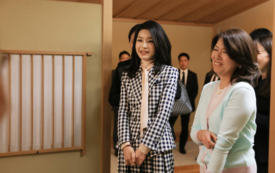 韩国总统夫人硅胶脸太抢镜,整容整到不会笑外交合影充满小心思!