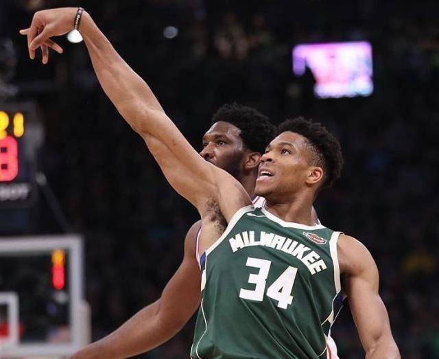 字母哥和恩比德的对决太强了!_比赛_西蒙斯_雄鹿