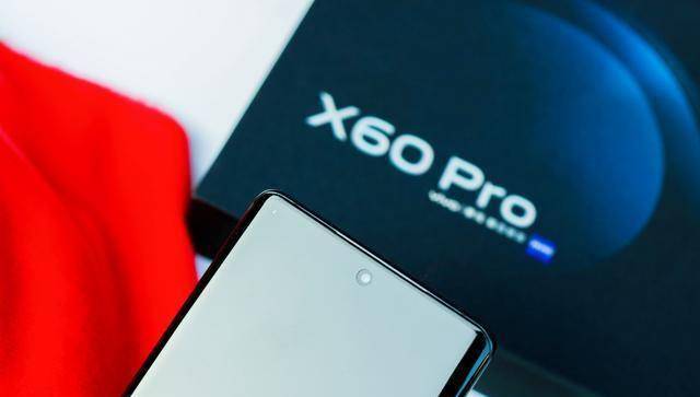 但是笔者认为vivox60pro的手感更加细腻;除了边背部边框处设计的圆滑