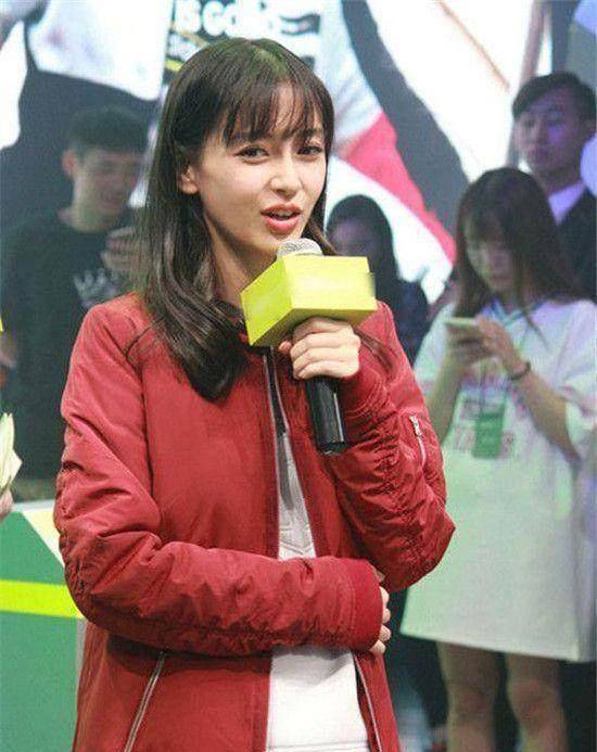 其实怀孕中的angelababy,就时常被人怀疑颜值崩溃了.