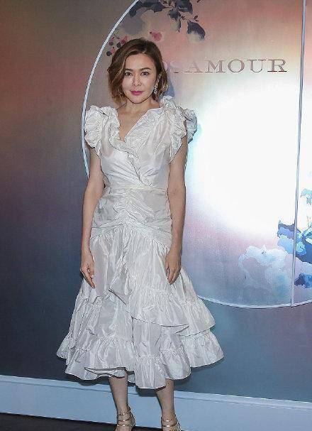 56岁关之琳现身活动,离开了美颜滤镜,真实面容出卖了年龄!