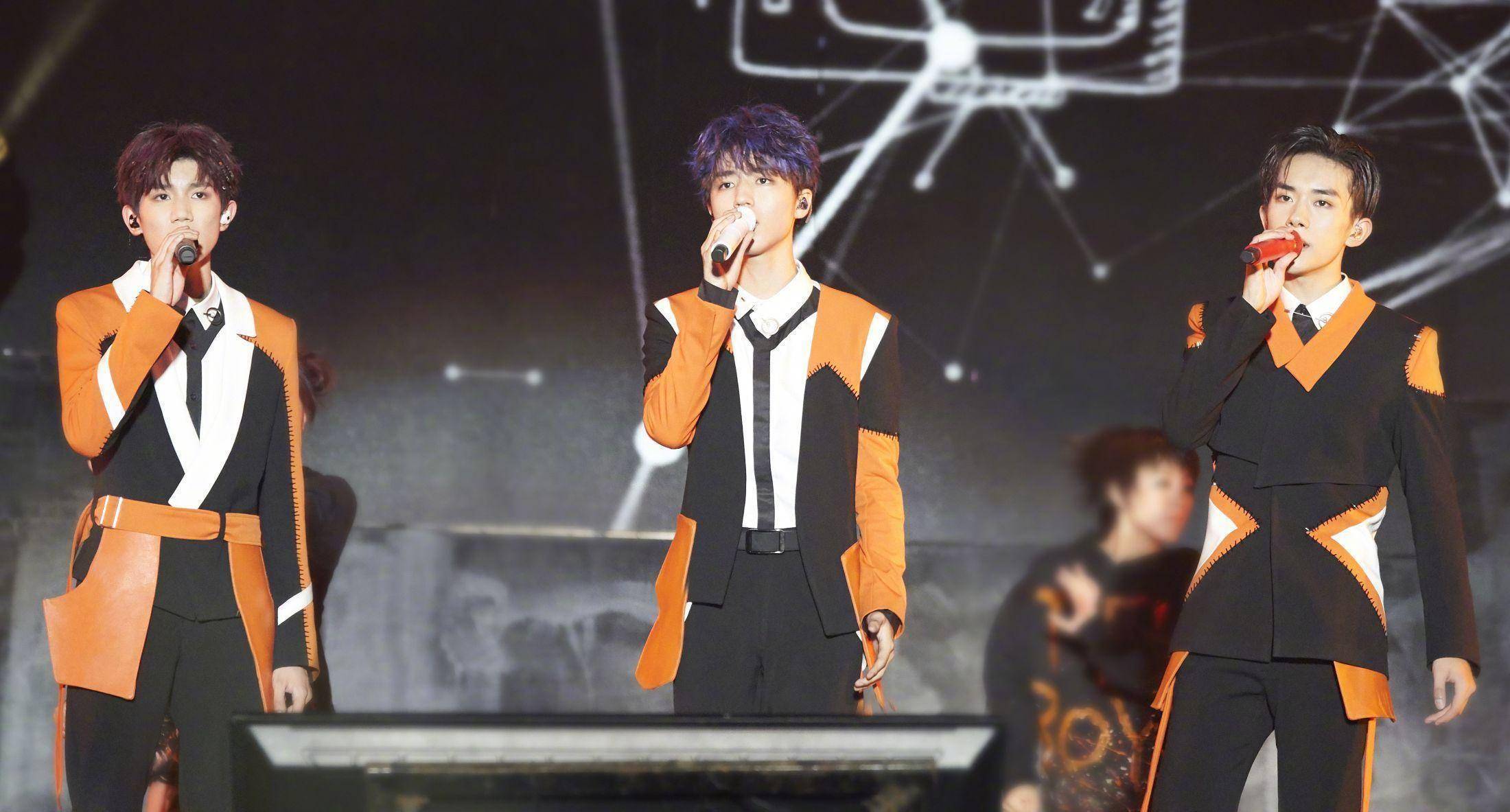 tfboys全员成年以后,连组合中文名都有了变化,十分符合!