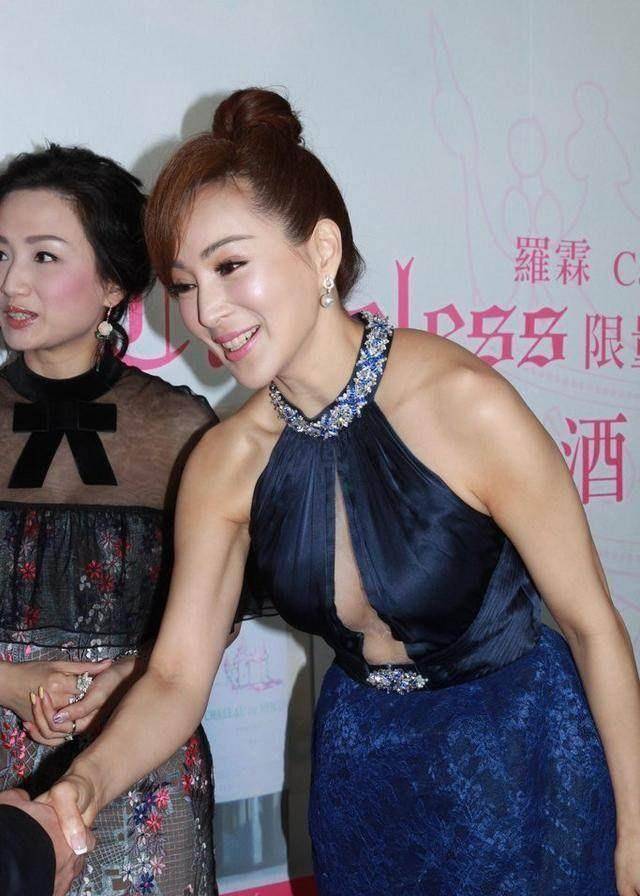 52岁罗霖深v现身活动皮肤白嫩如少女,看来美魔女不是白叫的!