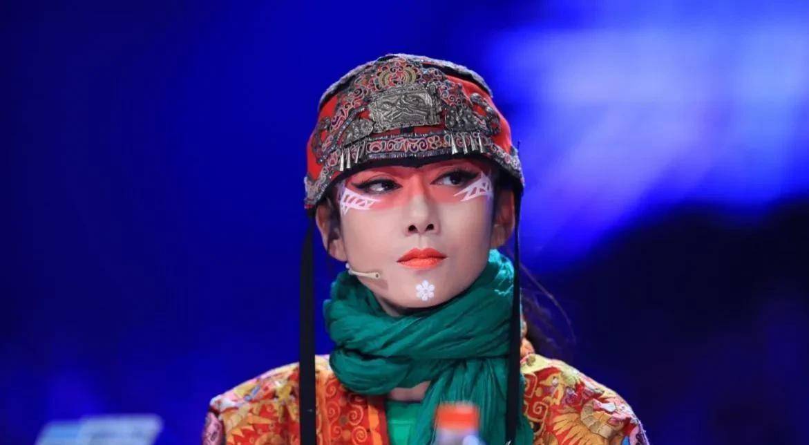 男舞伴杨丽萍引发争议,几乎全裸,是否低俗?还是艺术?