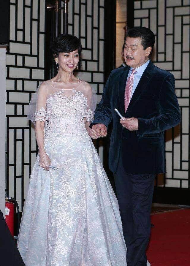63岁赵雅芝与老公走红毯,穿蕾丝裙美过90后小花?_活动_气质_代人