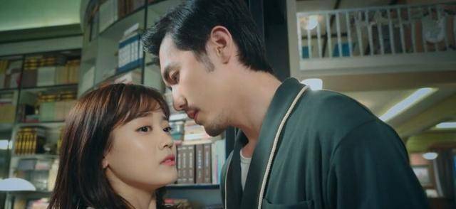 在片中,二人同框的照片也能看出来他们的身高差是略大一些,希望郑湫泓