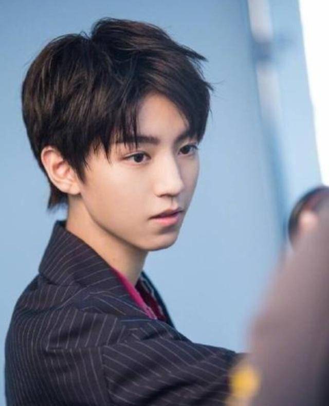 北电开学王俊凯去报到,两次被拍都是独自一人!_明星_低调_自然