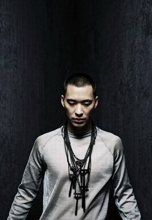 2010年,徐静蕾自导自演的电影《杜拉拉升职记》,找来酷酷,痞痞,帅帅的