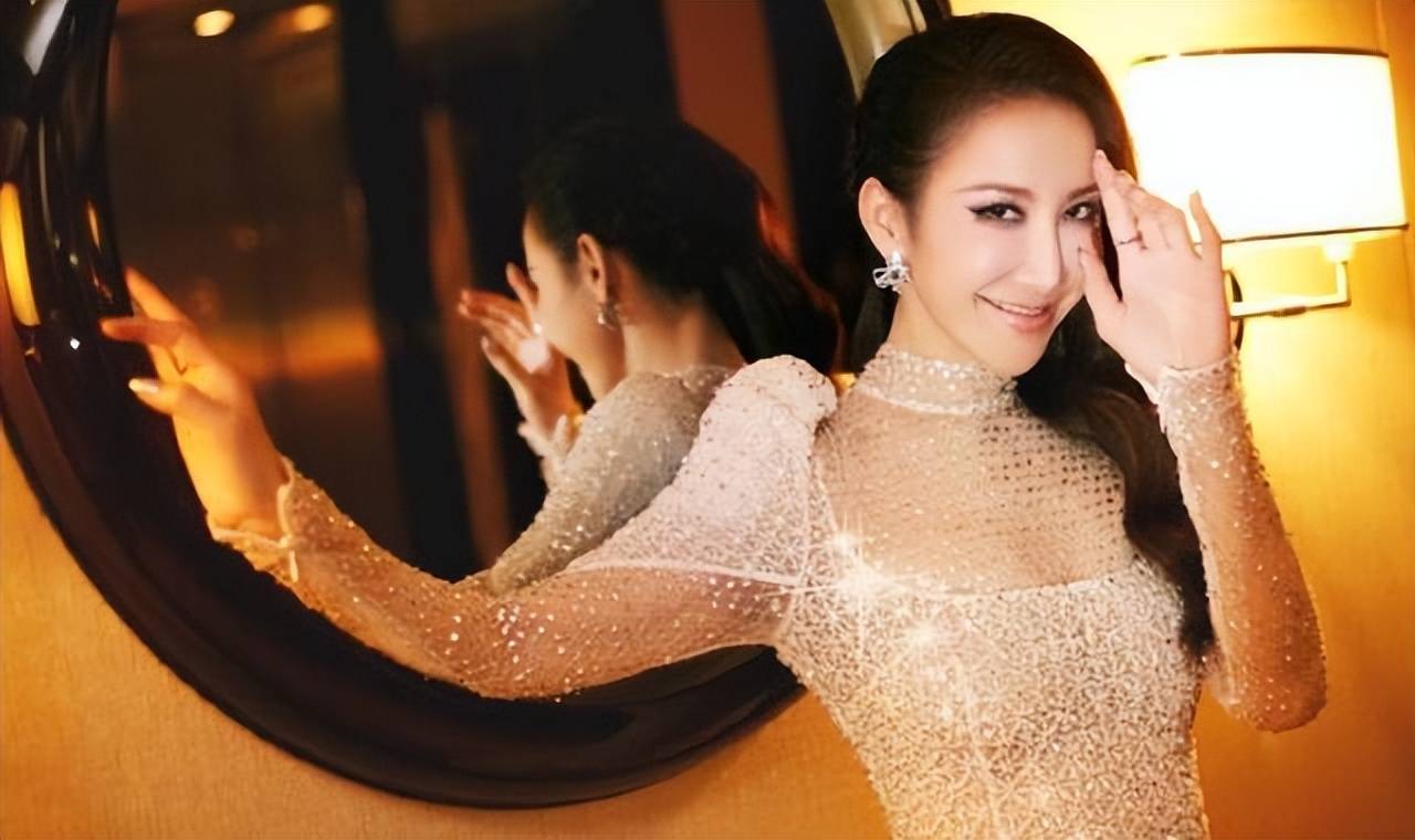 原创            李玟去世13天，粉丝举办追思会，现场大喊“凶手”名字：乐裕民-李玟表演刀马旦