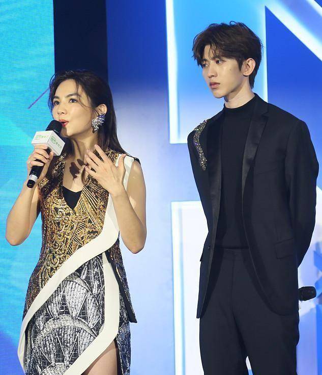 蔡徐坤与lisa同台男帅女靓超养眼坦言做导师会压力大_ella_标准时