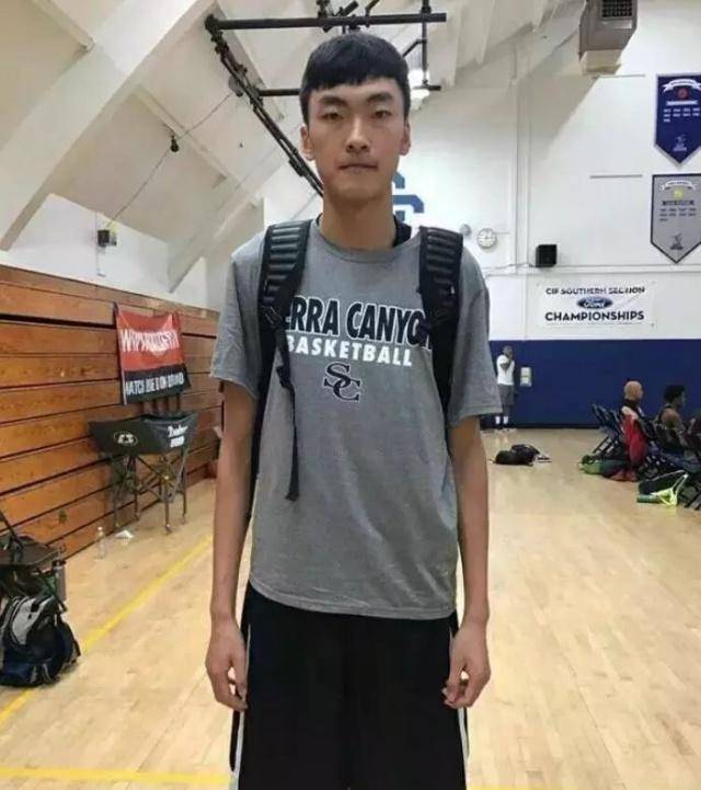 由岳鹏飞带领的辽宁少年男子篮球队里,有潜力的内线球员并不少,身高在