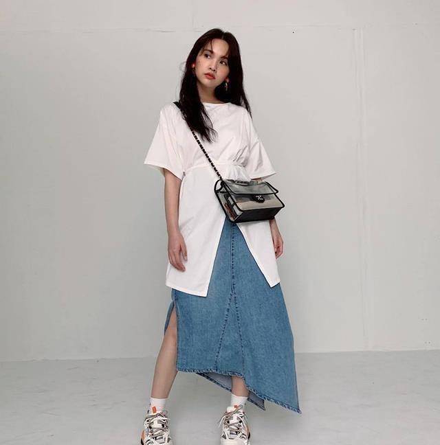 不老女神杨丞琳婚后现身,白衬衫搭牛仔裤少女感爆棚,清甜又随性_整体