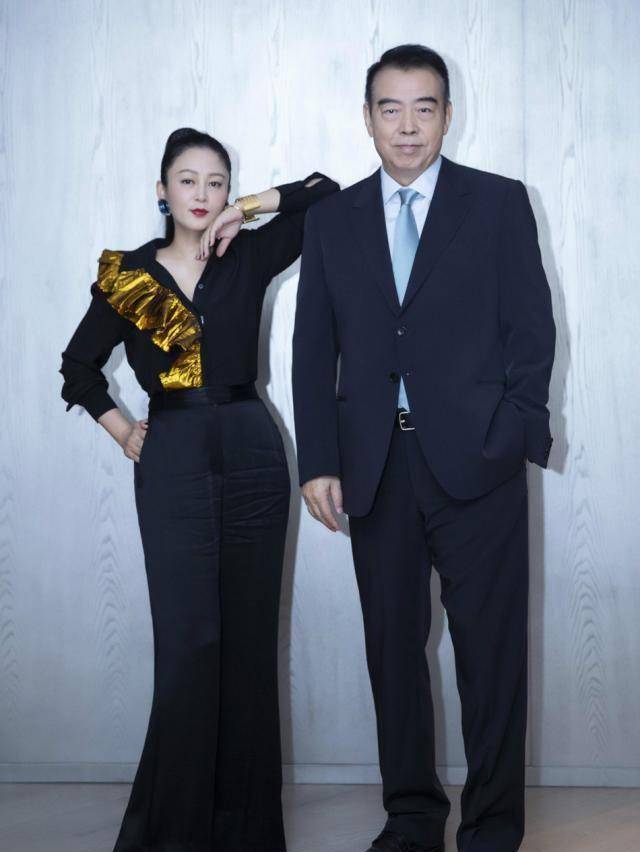 陈凯歌陈红罕见同框庆生,51岁陈红美貌依旧,二十岁姑娘自叹不如_黑色