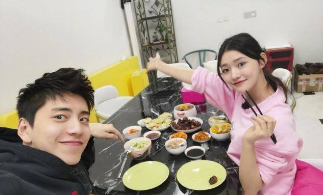 蔡卓宜王大陆街头拥吻被拍,网友纷纷心疼陈越,还是圈里人会玩_节目