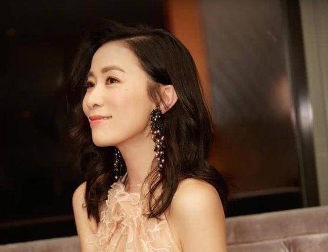 曾疯狂追求张智霖,袁咏仪至今不愿理她,44岁依旧单身_佘诗曼_宫斗剧