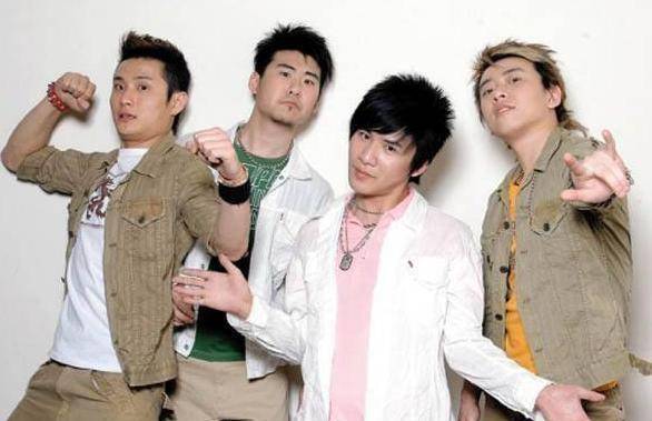 也就是那一年朴树发行了《我去2000年》,最终也才买了30万张,唱片销量