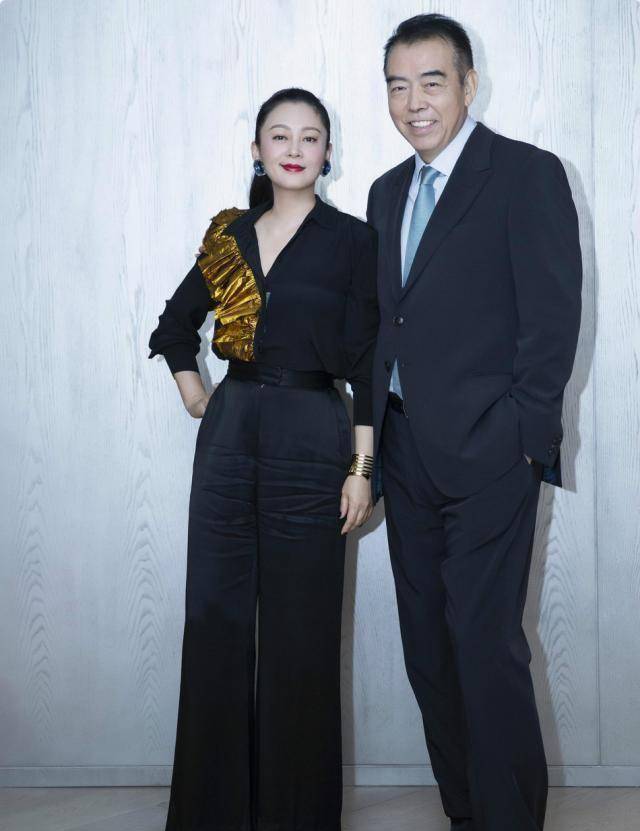 陈凯歌陈红罕见同框庆生,51岁陈红美貌依旧,二十岁姑娘自叹不如_黑色