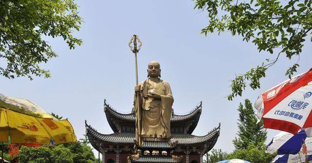 光目的孝女,因为她的母亲喜欢吃鱼籽,犯下了很多杀业,光目女深信因果