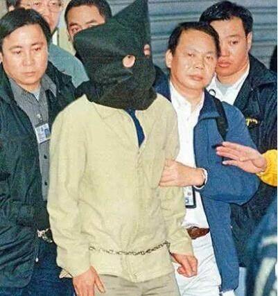 在季炳雄的别墅中还查出了香港过去的30年来最大一批军火,从各式手枪