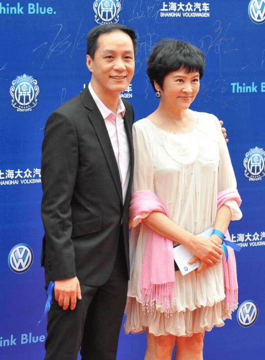 冯远征老婆太装,68岁的娃娃裙与萝莉头颜值max,穿情侣装甜蜜_何莉莉