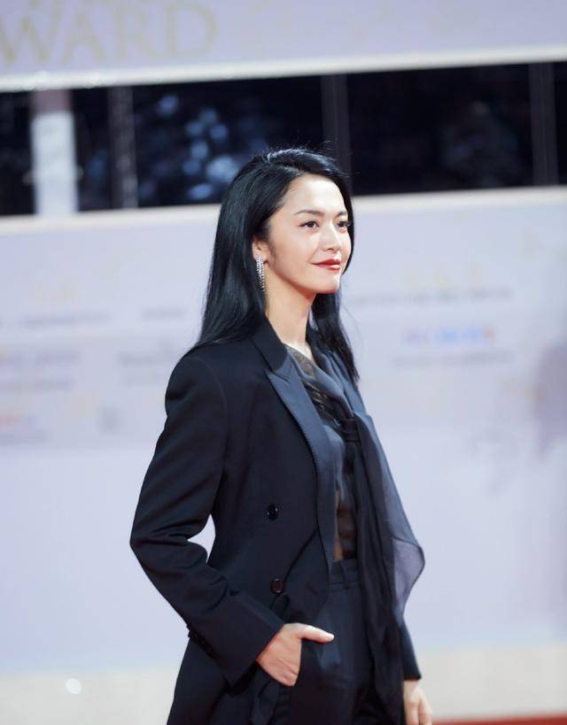 当女星遇到西装,杨幂霸气,赵丽颖优雅,而倪妮最唯美_黑色_风格_姚晨