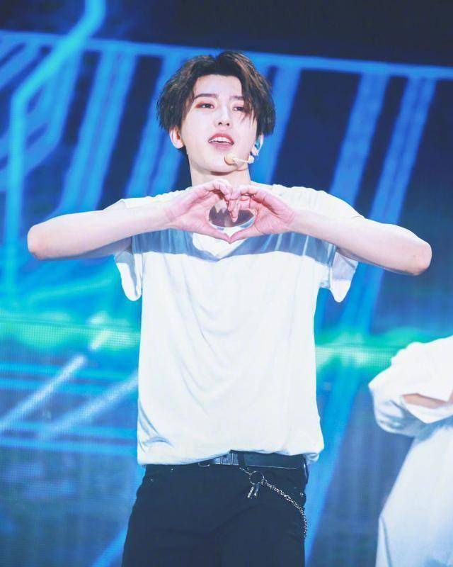 蔡徐坤比心太撩人,粉丝评论毫无抵抗力!_偶像_实力_个人